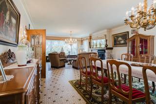 Gelegen in de rustige, groene Scheldestraat te Otegem (deelgemeente van Zwevegem) vind je deze bijzonder ruime villa met groen zicht voor- en achteraan. De woning combineert een landelijke ligging met een vlotte bereikbaarheid naar Zwevegem, Kortrijk en Waregem. Dankzij de royale volumes, praktische indeling en een zonnige privacybiedende tuin, is dit de perfecte opportuniteit om jouw ideale gezinswoning te creëren.Indeling: - ruime inkomhal voorzien van gastentoilet- lichtrijke leefruimte met groene zichten voor- en achteraan- zonnige veranda- ruime leefkeuken met zicht op de tuin- praktische kelderberging- 1 slaapkamer beneden- bureaukamer aan inkomhal- inpandige garage- 5 ruime slaapkamers boven- afzonderlijk toilet- badkamer voorzien van ligbad en lavabomeubel- toegang tot bergzolderTroeven: - groene, residentiële ligging- zonnige tuin, avondzon op terras- ideale basis voor een stijlvolle renovatie naar hedendaags comfort- voldoende parkeergelegenheid op eigen terreinBenieuwd naar meer? Contacteer Valentine Duquesne (0493/25 32 62) voor meer informatie of een bezoek ter plaatse. Dit pand is onderworpen aan de renovatieverplichting van de Vlaamse overheid voor residentiële gebouwen (behoudens bij sloop binnen 5 jaar na de aankoop). Consulteer voor meer informatie de website van het Vlaams Energie- en Klimaatagentschap via https://www.vlaanderen.be/een-woning-kopen/renovatieverplichting-voor-residentiele-gebouwenBestuursmaatregelen in het maatregelenregister: nee