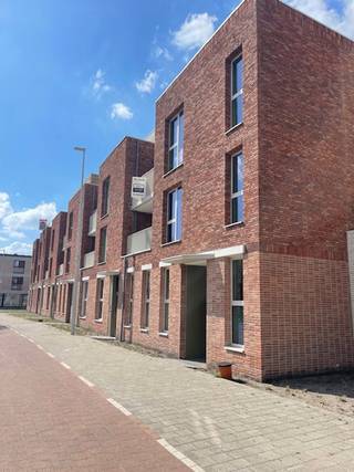 Ontdek dit uitzonderlijk ruim en lichtrijk appartement met drie slaapkamers, centraal gelegen in de levendige dorpskern van het gegeerde...