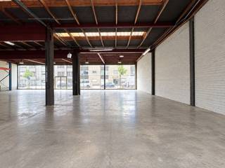Loods te koop in Harelbeke +-168m²<br /><br />+-7m breed op +-21,37m diep (binnenmaten). Afmetingen zijn nog onder voorbehoud. <br />Er dient nog een landmeter langs te komen om de grenzen van de loodsen vast te leggen. <br /><br />Elektrische poort aanwezig. Plafondhoogte van de loods is 4,84m hoog.