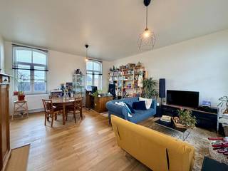 Dit gerenoveerd duplex-appartement is gelegen te Ardooie centrum en is vlot bereikbaar via de E403.<br />Diverse winkels, horeca, openbaar vervoer, sportgelegenheid en scholen bevinden zich op wandel- en fietsafstand.<br /><br />Via de ruime inkomhal van het gebouw komt u in de private traphal terecht.<br />Het duplex-appartement beschikt over een inkomhal met gastentoilet, lichtrijke woon- en eetkamer, geïnstalleerde keuken en gerieflijke berging/wasplaats. De bovenverdieping geeft toegang tot de nachthal, 2 ruime slaapkamers en een geïnstalleerde badkamer (wastafel, inloopdouche en toilet).<br /><br />Verder geniet dit duplex-appartement van openbare parkeerplaatsen, centrale verwarming op aardgas, dubbele beglazing, parketvloeren en conforme elektriciteit.<br /><br /><strong>Goed om weten: </strong><br />Basishuurprijs: €800,-/maand<br />Vrij vanaf september 2026<br /><br /><strong>Is dit het appartement waarnaar u op zoek bent? <br />Aarzel zeker niet en leg vandaag nog uw bezoek vast.</strong>