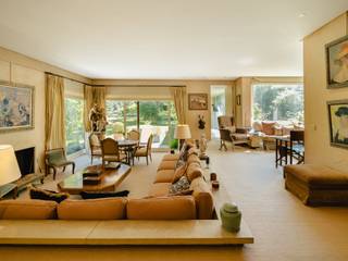 C’est au cœur d’un jardin arboré préservé depuis plus de 40 ares, orienté plein sud et subtilement aménagé par le paysagiste Jacques Wirtz, que...