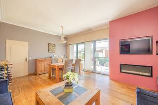 Ce penthouse exceptionnel d'environ 96 m², situé au dernier étage d'un immeuble bien entretenu avec ascenseur, se trouve dans un emplacement...