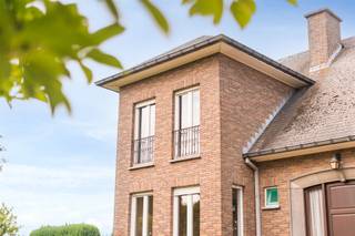 <p>Karaktervolle gezinswoning met 7 slaapkamers op een perceel van 1.305 m² in Oosterzele</p><p>Bent u op zoek naar een ruime woning met karakter en tal van mogelijkheden? Dan is deze statige gezinswoning in het landelijke Oosterzele beslist een bezoek waard. Gelegen op een mooi perceel van 1.305 m² combineert deze eigendom een rustige ligging met een uitstekende bereikbaarheid.</p><p>Met maar liefst zeven slaapkamers biedt deze woning uitzonderlijk veel ruimte. Ideaal voor grote gezinnen, samengestelde gezinnen, kangoeroewonen of wie op zoek is naar extra kamers voor een bureau, praktijk of hobbyruimte.</p><p>De leefruimtes bieden een aangename basis om volledig naar eigen smaak te moderniseren. De functionele keuken, badkamer, berging en garage zorgen ervoor dat alle essentiële voorzieningen aanwezig zijn.</p><p>Een extra troef is de zolder en ruime kelder.</p><p>Ook buiten heeft deze eigendom heel wat te bieden. De ruime tuin vormt de ideale plek om in alle rust te genieten van het landelijke uitzicht. De oprit biedt bovendien voldoende parkeergelegenheid op eigen terrein.</p><p>Deze woning is de perfecte opportuniteit voor wie op zoek is naar een karaktervolle woning met veel woonoppervlakte en renovatiepotentieel. Dankzij de combinatie van ruimte, een royaal perceel en een rustige ligging vormt dit een unieke kans om uw droomwoning te realiseren in het groene Oosterzele.</p><p>EXTRA: De vermelde prijs is een startprijs. Deze methode geeft jou, als potentiële koper, de kans om op een transparante manier te bieden. Na ontvangst van deze biedingen zal de verkoper beslissen of hij/zij de eigendom verkoopt aan het hoogste bod, de start / richtprijs is aldus niet bindend voor de verkoper.</p>