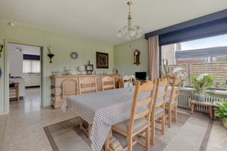 Kloeke en zeer degelijke halfopen bebouwing in rustige straat en toch vlakbij het centrum van Wevelgem, winkels en scholen! Bestaande uit hal...