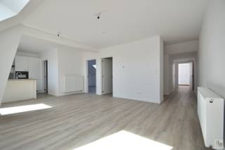 <strong>Bezoek na afspraak met IMMOBOSS per e-mail: ronse@immoboss.be</strong><br /><br />Bent u op zoek naar een gloednieuw gerenoveerd appartement, voorzien van alle comfort, en gelegen is pal in de stadskern? Dan is dit uw kans ! Deze kleinschalige residentie kan u terugvinden in één van de voornaamste winkelstraten van Ronse, waar alle winkels en voorzieningen om de hoek schuilen. Indeling, derde verdiep (lift aanwezig): inkomhal, dressing/bureau, toilet, ruime en lichtrijke leefruimte (zonnewering aanwezig), open-keuken (hedendaags geïnstalleerd), praktische berging, badkamer (inloopdouche) en een slaapkamer. EPC-label: A. Algemene onkosten: 50 EUR/mnd. (omvat: verbruik en onderhoud van de gem.delen, met afrekening).<br /><br /><u>Troeven:</u>
<ul>
	<li>volwaardige bewoonbare oppervlakte</li>
	<li>gunstig gelegen</li>
	<li>kleinschalige residentie = vredige bewoning</li>
	<li>energiezuinig</li>
	<li>onmiddellijk beschikbaar</li>
</ul>
<br /><strong>Bezoek na afspraak met IMMOBOSS per e-mail: ronse@immoboss.be</strong>