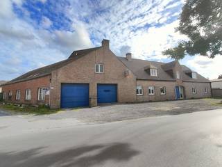 Op zoek naar een woning met ruimte, karakter en tal van mogelijkheden? Deze kloeke en degelijk gebouwde villa, bevindt zich op een prachtig...