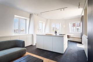 Wilt u de eerste bewoner worden van dit stijlvolle dakappartement in een kleinschalige residentie waarvan de totaalrenovatie recent werd voltooid? Dit bemeubelde appartement is gelegen in de Bresstraat, op de hoek met de Amerikalei, op een absolute toplocatie in Antwerpen. U woont hier op wandelafstand van het bruisende Zuid, het Marnixplein en het KMSKA, omringd door tal van gezellige restaurants, cafés en boetieks. Bovendien geniet u van een uitstekende bereikbaarheid dankzij de vlotte verbindingen met het openbaar vervoer en de belangrijkste invalswegen.<br /><br />Het kloppende hart van het appartement is zonder twijfel de lichtrijke leefruimte, waar de vele raampartijen een overvloed aan natuurlijk licht binnenbrengen. De stijlvolle open keuken met centraal kookeiland vormt het middelpunt van de ruimte en is uitgerust met hoogwaardige inbouwtoestellen, waaronder een BORA-kookplaat met geïntegreerde dampkap en een Quooker-kraan. De keuken vloeit naadloos over in de gezellige eetruimte en de sfeervolle woonkamer, waardoor een open en harmonieus geheel ontstaat. De smaakvolle, kwalitatieve afwerking en het zorgvuldig gekozen meubilair versterken de moderne en elegante uitstraling van dit appartement.<br /><br />Dé troef van het appartement? Het gezellige terras van ca. 14m2 waar u in alle rust van de buitenlucht kunt genieten. Daarnaast is er ook een bureauruimte aanwezig. Verder beschikt het appartement over een slaapkamer, voorzien van maatwerkkasten die optimaal gebruikmaken van de beschikbare ruimte. Aansluitend bevindt zich een stijlvolle ensuite badkamer, uitgerust met een ruime inloopdouche en een modern wastafelmeubel met praktische opbergruimte. De hoogwaardige afwerking en het doordachte ontwerp zorgen voor een comfortabel en luxueus woongevoel.<br /><br />Kortom, een uitzonderlijk appartement waar luxe, comfort en een topligging perfect samenkomen.<br /><br />Huurprijs: 1.495,00 EUR/maand<br />Kosten: 195,00 EUR/maand (incl gas, water &amp; elektriciteit)<br />Beschikbaarheid: onmiddellijk <br /><br />Interesse?<br />Contacteer LISTED voor een bezoek: +32 3 283 51 51<br />