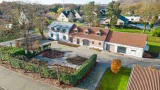Dit exclusief hippisch eigendom omvat een binnen- en buitenpiste, paardenstallen en een riant landhuis, dewelke  verdeeld is in een woning en...