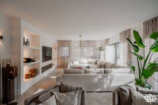 Schitterende recent gerenoveerde villa, kwaliteitsmaterialen en stijlvolle afwerking, veel ruimte en topligging te Essen-Heikant! (met o.a. 6 à...