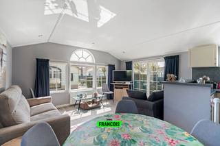 Ontdek deze charmante vakantiewoning te koop in Harendijke, ideaal als tweede verblijf. Gelegen in een rustig vakantiepark geniet u hier van ontspanning en comfort vlakbij zee en strand. Deze instapklare chalet vormt de perfecte uitvalsbasis voor wie wil ontsnappen aan de dagelijkse drukte en volop wil genieten van rust, natuur en de nabijheid van de kust.<br /><br />De chalet verwelkomt u met een lichtrijke leefruimte waar gezelligheid en functionaliteit samenkomen. De open keuken sluit naadloos aan op de woonkamer en creëert een aangename leefomgeving. Het vakantiehuis beschikt over twee volwaardige slaapkamers, een apart toilet en een verzorgde badkamer, perfect voor een gezin of gasten. <br /><br />Buiten wacht een zonnige tuin waar u in alle rust kan genieten van het buitenleven, die overigens voorzien is van een praktisch tuinhuis. De bijhorende staanplaats zorgt voor extra gemak. Dankzij de topligging in Harendijke bevindt u zich nabij het centrum van Blankenberge en Wenduine en op korte afstand van zee en strand. <br /><br />Bent u op zoek naar een vakantiehuis te koop aan de kust? Contacteer Immo Francois Blankenberge en plan vandaag nog uw bezoek. <br /><br />