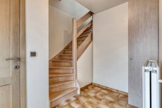 Immo Pické biedt U deze rustig gelegen woning aan in een doodlopende straat maar toch gelegen in de onmiddellijke omgeving van het centrum van Halle, winkels, scholen, openbaar vervoer en de belangrijkste verbindingswegen. Deze woning bestaat uit een inkomhal, een ruime woonkamer, een aangrenzende geïnstalleerde keuken met ontbijthoek, een bureel, een gastentoilet, een nachthal, 2 grote slaapkamers en een kleine slaapkamer/kinderkamer en een badkamer. Achter de woning vinden we een bijgebouw met dubbele garage en een ruim (gedeeltelijk overdekt) terras.