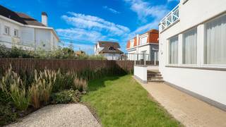 <p><span>Exclusief gerenoveerde villa op een absolute toplocatie in de Jozef Nellenslaan te Knokke.</span></p>
<p><span>Deze stijlvolle villa werd volledig gerenoveerd met oog voor detail en hoogwaardige materialen. Ze combineert luxe, comfort en een uitzonderlijke ligging.</span></p>
<p><span>Indeling: ruime inkomhal met vestiaire en gastentoilet. De lichtrijke leefruimte met grote raampartijen sluit aan op de volledig uitgeruste open keuken en biedt directe toegang tot het zonnige, zuidgerichte terras en de aangelegde tuin. Op het gelijkvloers bevindt zich eveneens een polyvalente kamer, ideaal als slaapkamer of bureau.</span></p>
<p><span>Op de eerste verdieping bevindt zich de royale master suite met ingemaakte kasten en toegang tot een zonnig terras. De ensuite badkamer beschikt over een ligbad, inloopdouche, dubbele lavabo en sauna. Verder is er een tweede ruime slaapkamer met ingemaakte kasten en een eigen douchekamer.</span></p>
<p><span>De tweede verdieping omvat nog twee volwaardige slaapkamers en een extra douchekamer.</span></p>
<p><span>In de kelderverdieping bevinden zich de garage en een bijkomende slaapkamer met eigen douchekamer, ideaal als gastenverblijf of au-pairkamer.</span></p>
<p><span>Voor de woning zijn bovendien drie privatieve parkeerplaatsen voorzien.</span></p>
