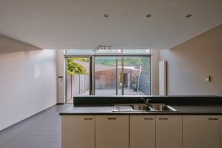 Ruime en lichtrijke triplexwoning met private tuin en inpandige garage.Op zoek naar de ruimte en het comfort van een woning, gecombineerd met een verrassende en eigentijdse indeling?<br /><br />Achter de discrete, private toegang van deze energiezuinige triplexwoning in Boom schuilt maar liefst 178 m2 woonoppervlakte, verdeeld over meerdere niveaus. De hoge glaspartijen, de open vide en de mooie verbinding tussen de verschillende leefruimtes zorgen voor veel natuurlijk licht en een aangenaam, ruimtelijk woongevoel.<br /><br />De keuken en eetruimte sluiten rechtstreeks aan op de zuidgerichte private tuin. Een fijne, beschutte buitenruimte waar je in alle rust kunt genieten. Ook de ruime inpandige garage vormt een belangrijke meerwaarde en biedt niet alleen plaats voor een wagen, maar ook extra bergmogelijkheden.<br /><br />Via de eigen inkom bereik je de lichtrijke leefruimte met vide en een apart toilet. Op de eerste verdieping bevinden zich twee volwaardige slaapkamers, een badkamer en een tweede apart toilet. De bovenste verdieping werd ingericht als een derde slaapkamer met eigen badkamer, ideaal als master bedroom, logeerkamer of rustige werkruimte.<br /><br />Met drie slaapkamers, twee badkamers, een EPC-label A en een bouwjaar van 2009 biedt deze triplexwoning bijzonder veel ruimte, comfort en energiezuinigheid. De woning ligt rustig, maar toch centraal in Boom, met winkels, scholen, openbaar vervoer en belangrijke verbindingswegen in de nabije omgeving.<br /><br />Belangrijkste troeven<br />• 178 m2 woonoppervlakte<br />• Eigen en rechtstreekse toegang<br />• Lichtrijke leefruimte met vide<br />• Drie volwaardige slaapkamers<br />• Twee badkamers<br />• Twee aparte toiletten<br />• Private, zuidgerichte tuin van 48m2<br />• Ruime inpandige garage<br />• Energiezuinig: EPC-label A<br />• Bouwjaar 2009<br />• Rustige en centrale ligging<br /><br />Deze triplexwoning wordt rechtstreeks door de eigenaar verkocht. Je kan ook steeds een kijkje nemen via zelfverkocht.be <br />Interesse of graag een bezoek plannen? Neem contact op via inneke.ec@gmail.com