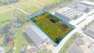 KMO-grond met een oppervlakte van 6.658 m² te koop op amper 2,5 km van de Stationsstraat (N36) en de Oudenaardebaan (N8). De site is gelegen in...