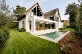 Beautiful new-build villa on the second line of the Magere Schorre.Upon entering, you are welcomed into a stylish entrance hall with cloakroom and...