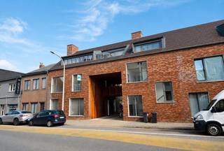 Ruim en energiezuinig appartement op de eerste verdieping (met lift) met 2 slaapkamers, riant terras, ondergrondse autostaanplaats en kelderberging in het centrum van Broechem, bestaande uit: inkomhal met ingemaakte vestiairekast en apart toilet met handenwasser; leefruimte (30 m²) met open keuken voorzien van keramische kookplaat, dampkap, oven en kasten; berging met aansluiting voor wasmachine; badkamer met inloopdouche en lavabomeubel en 2 slaapkamers (12 m² + 8 m²). Tevens beschikt het appartement nog over een riant terras (26 m²), een ondergrondse autostaanplaats en een kelderberging. Gunstig gelegen in het centrum van Broechem. Aparte nutsmeters, individuele CV op aardgas en ramen in aluminium schrijnwerk met dubbele beglazing. Het appartement wordt nog volledig geschilderd tegen sleuteloverhandiging. Provisie gemeenschappelijke kosten: 75 euro/maand. EPC: 108 kWh/m². Beschikbaar vanaf 1 oktober 2026.