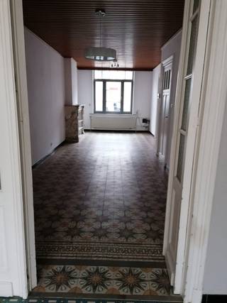 Ruime herenwoning met karakteristieke gevel vlak bij de Tiensepoort en binnenring. Centrum Leuven met alle stedelijke voorzieningen, station, Philipssite en Provinciaal Domein binnen een straal van 1 à 1,5 km. E40 op 3 km. Gedateerde afwerking maar renovatie dak en gevel (2004), keuken (2008),nieuwe condensatieketel op gas (2011), alu ramen voorgevel (2012), plat dak (2020) en riolering(2022). Op de zolderverdieping- bereikbaar via een vaste trap - is er nog mogelijkheid voor 2 extra-kamers. Bruikbare vloeroppervlakte 272 m². De prijs is een vanaf prijs, te bespreken na bezichtiging. Bedankt dat vastgoedmakelaars zich onthouden.