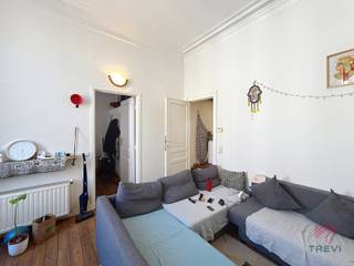 IXELLES – Tussen het Flageyplein en de Louizalaan, vlakbij de Etangs, in de buurt van talrijke winkels en openbaar vervoer, studio met...