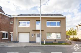 In het gezellige en centraal gelegen Vlierzele vinden we deze prachtig gerenoveerde woning, die niet alleen instapklaar is, maar ook geniet van een vlotte bereikbaarheid en een uitstekende verbinding met de E40.<br /><br />De woning is als volgt ingedeeld:<br /><br />Op het gelijkvloers beschikt de woning over een inkomhal met apart toilet, een volledig uitgeruste keuken en een aangename leef- en eetruimte. Dankzij de grote raampartijen en de koepels die in de keuken en eetplaats aanwezig zijn, geniet u hier van een mooi zicht op het terras en de tuin. Daarnaast is er een praktische garage aanwezig.<br /><br />Op de eerste verdieping bevinden zich twee volwaardige slaapkamers, een badkamer en een handige berging, ideaal voor het opbergen van extra spullen.<br /><br />Extra troeven van deze woning zijn de volledig geïsoleerde zolder en de ruime, droge kelder, die heel wat bijkomende opslagmogelijkheden bieden.<br /><br />De woning beschikt bovendien over een EPC-label B en verkeert in uitstekende staat. Dankzij de recente renovaties is dit een woning waar u jarenlang zorgeloos kunt wonen.<br /><br />Benieuwd naar deze instapklare woning in Vlierzele? Neem dan zeker contact met ons op via 0468 15 14 41 of laura.r@cornelis-goeman.be en plan vandaag nog uw bezoek in!