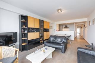 - Frontaal zeezicht<br />- Drie slaapkamers<br />- Zonnig terras <br /><br />Bent u op zoek naar een prachtig appartement aan de Belgische kust?<br />Dit instapklare appartement biedt frontaal zeezicht, drie ruime slaapkamers en een zonnig terras aan de achterzijde.<br />Op wandelafstand van alle gezellige winkels en horecazaken, het Casino, de Grote Post, het openbaar vervoer, en zoveel meer... <br /><br />Indeling: inkom, gezellige leefruimte met fantastisch zicht op zee tot in Zeebrugge, moderne keuken uitgerust met de nodige apparatuur, nachthal, slaapkamer met eigen douchecel, twee volwaardige slaapkamers die uitgeven op zonnig terras, badkamer voorzien van ligbad en dubbele wastafel, afzonderlijk toilet. <br />Privatieve kelderberging inbegrepen. <br /><br />EPC 206/kWh - elektriciteit conform gekeurd <br /><br />Ideaal voor zowel tweede verblijf als investering. <br /><br />Interesse? Contacteer ons vandaag nog voor een bezoek! Immo De Beus 059 510 300 