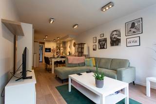 <p>Modern gelijkvloers appartement op een rustige locatie, nabij het centrum van Kalmthout. Dit twee- slaapkamerappartement werd door de jaren heen steeds goed verzorgd en bevat o.a. een lichtrijke leefruimte met aansluitend de open keuken, een toiletruimte, een badkamer, twee bergruimtes en twee slaapkamers.</p>
<p>De aanwezigheid van het gezellig tuintje en eigen garagebox, verhogen uw wooncomfort alleen nog maar!</p>
<p>Energiezuinig = EPC B!</p>