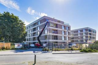 <p><span>Dit </span><span>nieuwbouwappartement met parking </span><span>bevindt zich op de tweede verdieping van het prestigieuze project </span><span>Tuinen van Eden</span><span>, voorzien van lift, in het hart van </span><span>Wilrijk.</span></p><p><span>Ligging</span><span><br />De locatie is een absolute troef: op wandelafstand van de </span><span>Bist</span><span> en toch rustig gelegen in een groene omgeving. Dankzij de nabijheid van de A12 geniet u van een vlotte bereikbaarheid, terwijl openbaar vervoer, winkels en het </span><span>Neerlandpark </span><span>zich vlakbij bevinden.</span></p><p><span> </span></p><p><span>Indeling</span></p><p><span>- inkomhal </span></p><p><span>- nachthal met ingemaakte kasten</span></p><p><span>- leefruimte</span></p><p><span>- open keuken (Ilwa)</span></p><p><span>- badkamer met inloop douche</span></p><p><span>- apart toilet</span></p><p><span>- slaapkamer 1 met ingemaakte kasten</span></p><p><span>- slaapkamer 2</span></p><p><span>- aparte wasberging</span></p><p><span>- technische ruimte</span></p><p><span>- terras met berging</span></p><p><span> </span></p><p><span>Bijzonderheden</span></p><p><span>- energiezuinig EPC A - 16 kWh/m² jaar</span></p><p><span>- vloerverwarming en vloerkoeling</span></p><p><span>- onmiddellijk beschikbaar </span></p><p><span>- veel lichtinval</span></p><p><span>- goede ligging</span></p><p><span>- gemeenschappelijke fietsenberging</span></p><p><span>- ondergrondse autostaanplaats inbegrepen</span></p><p><span>- Verkoop onder BTW 21%</span></p><p><span> </span></p><p><span>Lijkt dit appartement in Wilrijk iets voor jou te zijn, ben je op zoek naar ander vastgoed te koop of te huur in Wilrijk of wens je de waarde van jouw eigendom te kennen? </span></p><p><span>Dan ben je bij BOLT IMMO aan het juiste adres! Wij helpen jou graag verder. Bel 03 568 68 06 of mail naar <span>info@bolt.immo</span></span></p><p><span> </span></p>