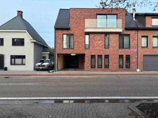 <strong>Recent appartement met één ruime slaapkamer, terras en carport in het centrum van Retie.<br /><br /></strong>Het appartement beschikt over een woonkamer, keuken die volledig geïnstalleerd is, berging, apart toilet, badkamer en ruime slaapkamer.<br /><br />Via de keuken kan je het terras bereiken die uitzicht geeft over de groene velden.<br /><br />Achteraan het gebouw is er een carport voorzien.<br /><br />Bijzonderheden: <br />- EPC: B-label<br />- Beschikbaarheid: onmiddellijk<br />- Kelderberging<br />- Carport