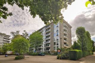 <p><span>Op een mooie groene locatie in Mortsel, vinden we dit verzorgd 2-slpk. appartement op de 5de verdieping van Residentie Vlinderhof.</span></p><p><span> </span></p><p><span>Via de centrale inkomhal komen we binnen in het gebouw en nemen we de lift naar de 5de verdieping. We betreden het appartement via de ruime hal met vestiairekast, apart toilet met handenwasser en berging. Dankzij de vele glaspartijen is er een doorkijk doorheen het volledige appartement, wat een ruim en licht gevoel geeft. De ruime L-vormige woonkamer is voorzien van een groot schuifraam en een openhaard. Aansluitend vinden we de opgefriste keuken voorzien van alle comfort. De ramen en terrassen (zowel vooraan als achteraan) werden reeds vernieuwd. De woonkamer heeft vooraan een aangenaam terras met zicht op groen! Achteraan vinden we de 2 slpk (15m² en 11m²) met directe toegang tot het 2de terras (+/-6m²) waar je geniet van de zon en ook hier een groen en open uitzicht! De badkamer werd reeds vernieuwd en voorzien van een handige instapdouche.</span></p><p><span> </span></p><p><span>Op de ondergrondse verdieping is er nog een handige kelderberging. Er is tevens een gemeenschappelijke fietsberging aanwezig.</span></p><p><span> </span></p><p><span>Nuttige informatie:</span></p><p><span> </span></p><p><span>. Provisiekosten +/- € 350/maand (incl. verwarming, water, syndicus, lift, onderhoud, enz ...)</span></p><p><span>. EPC: 125 kWh/m²</span></p><p><span>. P-score: D, G-score: A</span></p><p><span> </span></p><p><span>Sted. inlichtingen in aanvraag.</span></p><p><span> </span></p><p><span>Voor een bezoek ter plaatse kan u ons contacteren op het nummer 03 449 42 41 of mail ons via <span>hallo@habicom.be</span></span><span> </span></p><p><span>Benieuwd naar de waarde van jouw woning? Check het gratis op <span>www.watismijnhuiswaard.be</span></span><span> </span></p><p><span> </span></p>