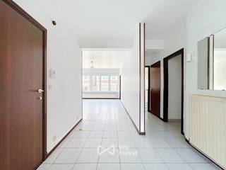 Tel.: 0456 12 69 37 | E-mail: kilian.f@weinvest.be<br /><br />We Invest biedt u exclusief dit lichtrijke appartement met twee slaapkamers aan, ideaal gelegen nabij de Avenue Georges Henri en alle voorzieningen (winkels, parken, openbaar vervoer, enz.).<br /><br />Het appartement bevindt zich op de eerste verdieping van een kleine mede-eigendom zonder lift en bestaat uit: een inkomhal, twee slaapkamers, waarvan één toegang geeft tot een terras aan de achterzijde, een half ingerichte keuken, een douchekamer, een apart toilet, een bergruimte en een aangename leefruimte.<br /><br />Het appartement beschikt eveneens over een wasruimte met wasmachine, gelegen op de gelijkvloerse verdieping.<br /><br />Geen gemeenschappelijke lasten.<br /><br />EPC: F<br /><br />Onmiddellijk beschikbaar<br />Huurcontract van 3 jaar<br /><br />Zeker een bezoek waard!