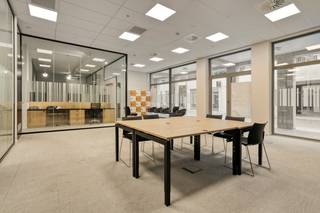 Het kantoor is vlot bereikbaar gelegen in het centrum van Roeselare, op wandelafstand van de Markt en het station. Vlak bij het park gelegen in...