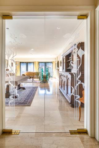 ZEER RUIM LUXE HOEKAPPARTEMENT MET 3 SLPK met 160 M2 bewoonbare oppervlakte !!!Gelegen op het eerste verdiep met liftHal, dub. glazen deur naar ruime...