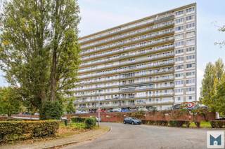 Centraal gelegen gelijkvloers appartement in de nabijheid van winkels, openbaar vervoeren en scholen aan de buienrand van Aalst.<br />Deze is gelegen in residentie Valerius De Saedeleer aan het rustige en groene Park Terlinden.<br /><br />Het appartement beschikt over een inkom met vestiaire, een lichtrijke leefruimte, een moderne en recent vernieuwde keuken (2025), een badkamer met douche-in-bad, een apart toilet, 1 volwaardige slaapkamer en een kelder-berging.<br />Tot slot is er nog een gezamenlijke fietsenberging, een gemeenschappelijke tuin en parkeerplaatsen alsook het prachtige uitzicht op het park.<br /><br />CV op gas. EPC: 320 kWh/m²/j (label D) en UC: 2327503-RES-1. <br />Stedenbouwkundige inlichtingen in aanvraag. Totale bewoonbare opp is bruto.<br />Kleine huisdieren toegelaten mits ze geen overlast veroorzaken volgens basisakte.<br />Voor verdere inlichtingen, neem vrijblijvend contact op met Marik op het nummer 052/21 65 51 of mail naar info@immomiddelpunt.b