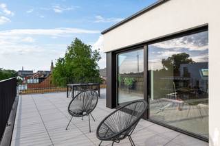 <p>Stijlvolle <strong>penthous</strong>e met <strong>terras van ca. 75m² </strong>in het centrum van <strong>Hoogstraten!</strong><br /><br /><strong>Tijdelijke actie:</strong> bij aankoop van dit luxe appartement krijgt u maatwerk kasten gratis, een voordeel van ca 30.000 euro!<br /><br /><strong>Penthouse A3.1 ligt op 3e verdieping</strong> en omvat:<br />- Inkomhal -<strong> lift komt rechtstreeks uit in de penthouse </strong><br />- Ruime leefruimte met open keuken<br />- Berging aansluitend aan de keuken<br />-<strong> 3 slaapkamers</strong><br />- Badkamer<br />- Separaat toilet<br />- Techniekruimte<br />- Groot leefterras<br /><br />het project wordt tot in de puntjes afgewerkt en houdt rekening met de hedendaagse architectuur, energienormen, maximale privacy en een aangename, groene omgeving.<br /><br />De afwerking van de woongelegenheden kiest u volledig zelf conform de budgetten opgenomen in het lastenboek.<br /><br />Voor meer informatie kunt u contact opnemen met saidja.de.vrij@deboerenpartners.be van ons kantoor te Hoogstraten.</p>
<p></p>