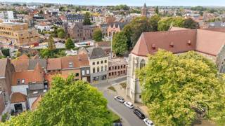 <p>Deze eigendom is TOPgelegen aan de Passage en aan de Sint-Hermesbasiliek en biedt veel potentieel.</p><p>Grote herenwoning genietend van prachtige uitzichten, op een toplocatie. <br />Aangename grote ruimtes, enorm veel potentieel. <br />INDELING: inkom en traphal, diverse kantoorruimtes, leefruimte, keuken, extra groot bijgebouw + verdiep, 5 slaapkamers en grote zolder.</p><p>Ideale gezinswoning, kantoren/burelen/praktijk of als investering.</p><p>Goede investering op een TOPLOCATIE.</p><p>Bezoek na afspraak met Immo Beguin: info@immobeguin.be</p>