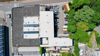 Verkoop in aandelen. Uniek multifunctioneel bedrijfsgebouw te koop – 4.500 m² bruikbare oppervlakte op toplocatieGelegen op een perceel van 3.800 m²,...