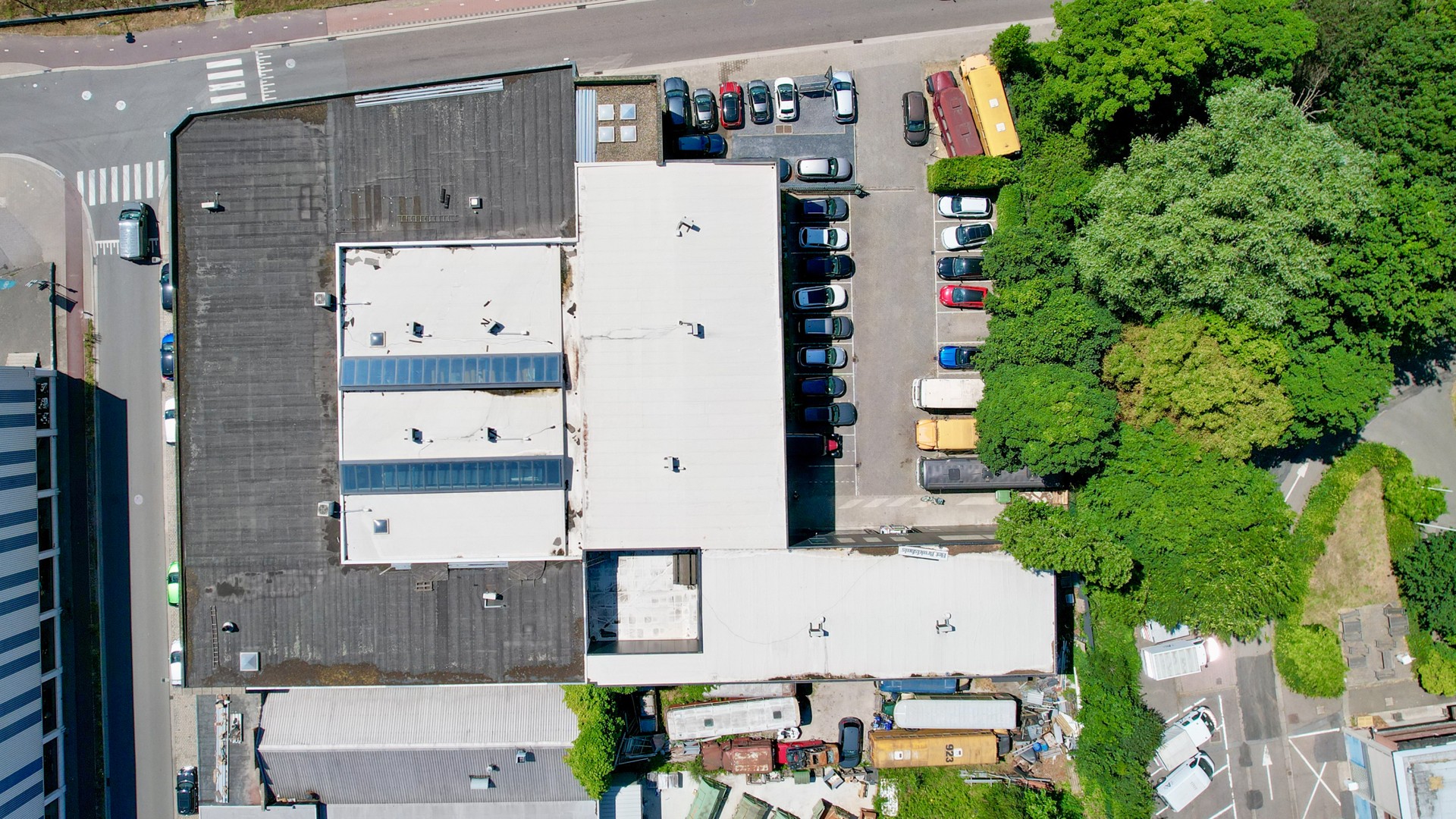 Uniek bedrijfsgebouw op een ideaal centrale locatie - foto 2