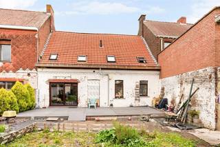 <p>Te renoveren/af te werken woning met grote zuidgerichte tuin in het centrum van Anserœul<br /><br />In het hart van het rustige Anserœul bevindt zich deze ruime gezinswoning met tal van mogelijkheden. Dankzij de centrale ligging geniet u van een vlotte verbinding naar Tournai in slechts 20 minuten en naar Ronse en Avelgem op ongeveer 15 minuten.<br /><br />De woning beschikt over een grote zuidgerichte tuin en een ruim terras waar u de hele dag van de zon kan genieten. Op het gelijkvloers vindt u een ruime leefruimte met zicht en toegang tot de tuin, een grote geïnstalleerde leefkeuken, een badkamer met lavabo en bad, evenals een praktische wasplaats/technische ruimte.<br /><br />Via de open trap bereikt u de eerste verdieping met maar liefst vijf slaapkamers en een douchekamer uitgerust met douche en lavabo. Daarnaast is er nog een grote zolder aanwezig, ideaal als extra bergruimte.<br /><br />Extra troef is het bijgebouw dat perfect dienst kan doen als opslagruimte, atelier of hobbyruimte.<br /><br />Deze woning biedt enorm veel potentieel voor wie op zoek is naar ruimte en een rustige ligging in een charmant dorp.<br /><br />Dit zoekertje omvat enkele AI-gegenereerde visualisaties.<br />Meer info of plan je bezoek: wim@immobeguin.be<br />Te koop via Immo Beguin, uw vastgoedexpert sinds 2009, met kantoren in Ronse, Waregem, Kortrijk, Deinze, Doornik en Lessen.</p>