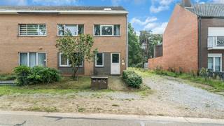 Op een perceel van 4 are 57 ca vinden we dit te renoveren pand, gelegen aan de Zandstraat 65 te Koersel. Het gebouw dateert van 1978 en beschikt over een ruime bebouwing en een garage.<br /><br />Belangrijk: de vergunde toestand betreft een handelspand met woonst. Het pand is momenteel feitelijk ingedeeld in drie afzonderlijke woongelegenheden, hoewel deze indeling niet overeenstemt met de vergunde toestand. De gemeente is op de hoogte van de huidige feitelijke toestand. Er zijn momenteel drie verschillende busnummers en inschrijving op de verschillende busnummers is momenteel mogelijk.<br /><br />Huidige indeling:<br /><br /><strong>Gelijkvloers – voorzijde</strong><br /><br />Aan de voorzijde van het gelijkvloers bevindt zich momenteel een studio, bestaande uit een leefruimte met open keuken, een slaapkamer en een badkamer. Achteraan bevindt zich een garageruimte die bij deze studio hoort.<br /><br />De studio is momenteel verhuurd voor € 535 per maand. Het EPC bedraagt 211 kWh/m² jaar (label C).<br /><br /><strong>Gelijkvloers – achterzijde</strong><br /><br />Het achterste gedeelte van het gelijkvloers is momenteel ingericht als appartement en omvat een inkomhal, gastentoilet, leefruimte, keuken, badkamer en slaapkamer.<br /><br />Dit gedeelte staat momenteel leeg en kan op dit ogenblik niet verhuurd worden wegens het ontbreken van dakisolatie en de hoge EPC-score. Het EPC bedraagt 762 kWh/m² jaar (label F).<br /><br /><strong>Eerste verdieping</strong><br /><br />De eerste verdieping omvat momenteel een hal, keuken met aansluitende berging/wasruimte, leefruimte, twee slaapkamers en een badkamer.<br /><br />Dit gedeelte is momenteel verhuurd voor € 650 per maand. Het EPC bedraagt 500 kWh/m² jaar (label E).<br /><br /><strong>Huidige huuropbrengst</strong><br /><br />De twee momenteel verhuurde gedeelten brengen samen € 1.185 per maand op:
<ul>
	<li>Studio gelijkvloers: € 535/maand</li>
	<li>Appartement eerste verdieping: € 650/maand</li>
</ul>
Het achterste gedeelte op het gelijkvloers staat momenteel leeg.<br /><br /><strong>Kenmerken</strong>

<ul>
	<li>Perceeloppervlakte: 4 are 57 ca</li>
	<li>Bouwjaar: 1978</li>
	<li>Vergunde toestand: handelspand met woonst</li>
	<li>Huidige feitelijke indeling: 3 woongelegenheden</li>
	<li>Huidige indeling in drie woongelegenheden is niet vergund</li>
	<li>Gemeente is op de hoogte van de huidige feitelijke toestand</li>
	<li>Drie verschillende busnummers</li>
	<li>Inschrijving op het adres momenteel mogelijk</li>
	<li>Elektrische verwarming</li>
	<li>Garageruimte achteraan, behorende bij de studio</li>
	<li>EPC studio: 211 kWh/m² jaar</li>
	<li>EPC achterste gelijkvloers: 762 kWh/m² jaar</li>
	<li>EPC eerste verdieping: 500 kWh/m² jaar</li>
	<li>Huidige huuropbrengst: € 1.185 per maand</li>
</ul>
<strong>Ligging</strong><br />Het pand is gelegen aan de Zandstraat in Koersel, op een vlot bereikbare locatie. In de nabije omgeving bevinden zich winkels, scholen, horecazaken en diverse voorzieningen voor de dagelijkse behoeften.<br /><br />Ook Beringen-centrum, Heusden-Zolder en de omliggende gemeenten zijn vlot bereikbaar. De ligging langs de Zandstraat zorgt bovendien voor een goede bereikbaarheid met de wagen en het openbaar vervoer.<br /><br /><strong>Renovatieproject</strong><br />Dit pand is geschikt voor een koper die op zoek is naar een grondig renovatieproject en de bestaande bebouwing en vergunde toestand verder wil bekijken.<br /><br />De combinatie van een perceel van 4 are 57 ca, de bestaande bebouwing, de garage en de huidige huurinkomsten van € 1.185 per maand maakt dit een interessant pand voor wie op zoek is naar een renovatieproject met een bestaande verhuursituatie.<br /><br />De koper dient rekening te houden met de vergunde stedenbouwkundige toestand, de huidige niet-vergunde indeling in drie woongelegenheden en de energetische renovatie die zich opdringt. De huidige feitelijke indeling geeft geen recht op het behoud of de verdere verhuur van drie afzonderlijke woongelegenheden. Eventuele wijzigingen aan het gebruik of de indeling dienen voorafgaandelijk met de bevoegde instanties te worden besproken.