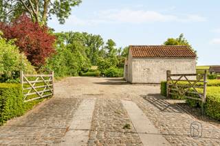 <p>Te midden van de prachtige glooiende landschappen van de Vlaamse Ardennen bevindt zich deze uitzonderlijk charmante en volledig gerenoveerde vierkantshoeve.<br />Ideale locatie voor seminaries/B&B/vakantiewoning met mooie cijfers, + eventuele privé-woonst. <br /><br />Een eigendom die authenticiteit, comfort en mogelijkheden op een unieke manier combineert.<br /><br />De hoeve verwelkomt u via een ruime parking en een verzorgde toegang tot de sfeervolle binnenkoer. Rondom vindt u prachtig aangelegde terrassen en tuinen die perfect aansluiten bij het karakter van het gebouw en waar rust en natuur centraal staan, genietend van prachtige uitzichten. <br /><br />Binnen wordt u meteen verrast door de warme en gezellige geïnstalleerde leefkeuken met eiland, volledig uitgerust met kwalitatieve toestellen, een praktische bijkeuken en berging met koelcel, inkom en ontvangsthal, gezellige zithoek en op het verdiep, 4 slaapkamers met 3 bad- en/of douchekamers. <br /><br />In de bijgebouwen bevinden zich 5 perfect onderhouden karaktervolle kamers, waarvan 3 duplexkamers, elk met eigen toilet en badkamer (douche en lavabo). <br /><br />Een absolute blikvanger is de polyvalente ruimte met open haard, gepolierde betonvloer en een indrukwekkend zichtbaar dakgebinte. Dankzij de directe toegang tot de terrassen vormt deze ruimte de perfecte setting voor bijeenkomsten, seminaries of feestelijke momenten.<br /><br />Unieke opportuniteit: mogelijkheid tot overnemen van een goed draaiende B&B, seminarieruimte of feestlocatie, inclusief diverse randactiviteiten(mogelijkheid overname via aandelen)<br /><br />Troeven van deze eigendom:<br />* Perfect onderhouden en volledig gebruiksklaar, met oog voor energeizuinigheid (zonnepanelen, nieuwe brander)<br />* Authentieke charme gecombineerd met modern comfort<br />* Dubbele beglazing en geïsoleerde daken<br />* Geautomatiseerde installaties<br />* Uitzonderlijke ligging in de natuur van de Vlaamse Ardennen<br /><br />Een zeldzame eigendom waar wonen, ondernemen en genieten naadloos samenkomen.<br />Bezoek na afspraak met IMMO BEGUIN: sophie@immobeguin.be</p>