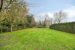 Cette villa avec annexe est à vendre sur un terrain exceptionnel de 4012m² au milieu de la zone agricole paysagée de Moerkerke (Damme). Cette...