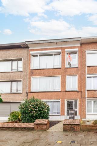 In de Letterkundestraat in Wilrijk, op het praktische en vlot bereikbare Valaar, vinden we dit charmante appartement dat uitblinkt in...