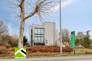 Dit indrukwekkende eigendom combineert wonen, professioneel gebruik en agrarische ruimte op een uitzonderlijk perceel van circa 4,3 hectare, gelegen langs een vlot bereikbare verbindingsweg. <br />Het is een zeldzame kans voor ondernemers, tuinbouwers, investeerders of particulieren die zoeken naar ruimte, zichtbaarheid en veelzijdigheid.<br /><br />DE WONING<br />Aan de voorzijde van het perceel bevindt zich een ruime vrijstaande woning, opgetrokken in 1995. <br />De woning biedt een solide constructie en een functionele indeling, met een duidelijke scheiding tussen het private woongedeelte en de achterliggende professionele en agrarische zone. <br />Dankzij de ligging aan de straatzijde geniet de woning van zichtbaarheid en bereikbaarheid, terwijl privacy behouden blijft.<br /><br />DE SERRE<br />Achter de woning bevindt zich een grote serre van ca. 3.000 m², gebouwd circa 20 jaar geleden. De constructie is degelijk en functioneel, ideaal voor uiteenlopende toepassingen zoals tuinbouw, kwekerij, opslag of andere professionele activiteiten. De serre biedt een unieke kans om direct te starten met een professioneel project of om het geheel verder uit te bouwen.<br /><br />DE GRONDEN<br />Het perceel bestaat uit circa 3,5 hectare onverharde landbouwgrond en een aanzienlijk verhard gedeelte, ideaal voor logistiek, manoeuvreren of opslag. De ligging in agrarisch gebied biedt rust, ruimte en mogelijkheden, terwijl de zichtbaarheid langs de verbindingsweg commerciële opportuniteiten creëert. Dit maakt het perceel zeer geschikt voor ondernemers die wonen en werken willen combineren of voor particulieren met een passie voor landelijk wonen en activiteiten.<br /><br />Het eigendom geniet van een strategische ligging langs een drukke verbindingsweg, waardoor het uitstekend bereikbaar is en tegelijk de mogelijkheid biedt tot een eigen, private wereld achter de woning. De combinatie van zichtlocatie, ruimte en veelzijdigheid maakt dit perceel uniek in de regio.<br /><br />INTERESSE?<br />Neem contact op met Immo Leroi voor een afspraak ter plaatse en ontdek het volledige potentieel van dit uitzonderlijke eigendom.