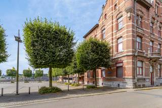Dit gelijkvloers appartement met aparte en riante inkomhal beschikt over twee ruime slaapkamers en biedt een bewoonbare oppervlakte van maar...