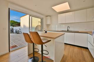 Cette magnifique maison située à La Panne vous invite à mener une vie alliant confort et élégance. Avec ses trois chambres spacieuses et son salon chaleureux, elle offre suffisamment d'espace pour accueillir une famille. La cuisine entièrement équipée permet de concocter de véritables chefs-d’œuvre culinaires, tandis que la salle de bains moderne offre un havre de paix après une journée bien remplie. Conçue avec le plus grand soin, la maison présente un agencement harmonieux qui crée une atmosphère de vie agréable.<br /><br />À l’extérieur, vous trouverez un garage doté d’une porte sectionnelle, qui est non seulement pratique, mais contribue également au caractère haut de gamme de cette maison. Les combles offrent des possibilités supplémentaires de rangement ou d’aménagements créatifs. Cette maison bénéficie d’un emplacement idéal, à proximité de toutes les commodités, ce qui vous permet de profiter à la fois du calme des environs et de l’animation de la forêt voisine. Laissez-vous surprendre par ce que cette maison a à offrir et découvrez les possibilités qui s’offrent à vous pour y créer la vie de vos rêves.<br /><br />EPB: 266 (Label C).
