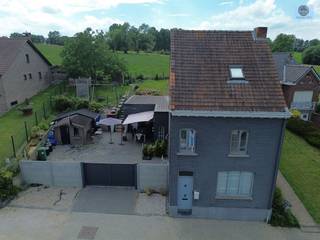 <p><span>ZEER LEUKE WONING MET 3 KAMERS EN TUIN</span></p><p><span>Vraagprijs : 299.000 euro</span></p><p><span> </span></p><p><span>Leuke woning met 3 kamers, tuin en ruim terras met een elektrische toegangspoort.</span></p><p><span>Op de gelijkvloerse verdieping is de keuken, berging, ingerichte badkamer, living en inkomhal.</span></p><p><span>Op de eerste verdieping zijn er 2 ruime kamers.</span></p><p><span>Op de tweede verdieping is er een heel grote kamer met een mezzanine.</span></p><p><span>De woning heeft PVC ramen met dubbele beglazing.</span></p><p><span>Momenteel is er een EPC met F label omdat het elektrische verwarmd is.</span></p><p><span>Dit kan met een warmtepomp met een beperkt budget naar een D label gebracht worden.</span></p><p><span>Achter de elektrische poort kan een wagen geplaatst worden.</span></p><p><span> </span></p><p><span>Aarzel niet en bel 0475/51.40.73 voor een afspraak of e-mail <span>sven@svena.be</span></span></p><p><span> </span></p><p><span>Stedenbouwkundig uittreksel/inlichtingen in aanvraag! </span></p><p><span>Deze gegevens zijn louter informatief en wij kunnen niet aansprakelijk gesteld worden voor eventuele onjuistheden. </span></p><p><span>De bewoonbare oppervlakte is slechts indicatief.</span></p><p><span> </span></p>