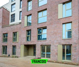 Dit prachtige lichtrijke nieuwbouwappartement te Leuven, maakt deel uit van Project Burenberg, gelegen in de rustige Kaboutermansstraat te Leuven. Met een bewoonbare oppervlakte van 83 m² biedt dit appartement een aangename en functionele indeling, ideaal voor zowel eigen bewoning als investering.<br /><br />De ruime leefruimte geniet van veel natuurlijke lichtinval en sluit naadloos aan op het zuidgerichte terras, waar het heerlijk vertoeven is. De open, hedendaagse keuken vormt het kloppend hart van de woning en is perfect geïntegreerd in de leefruimte.<br /><br />Het appartement beschikt over twee volwaardige slaapkamers en een moderne badkamer, afgewerkt met kwaliteitsvolle materialen in een frisse nieuwbouwstijl. Dankzij het energiezuinige karakter woon je hier niet alleen comfortabel, maar ook duurzaam. Verwarming gebeurt via aansluiting op het warmtenet, in combinatie met een warmtepomp voor verwarming en (passieve) koeling, zonnepanelen, slimme waterhuishouding en groendaken, wat resulteert in een laag verbruik en toekomstgericht wonen.<br /><br />Het is een autoluwe site dankzij ondergronds parkeren.<br /><br />Extra troeven zijn de ondergrondse parkeerplaats en private berging, wat zorgt voor extra gemak en opbergruimte. Bovendien geniet je van een vlotte bereikbaarheid en bevinden winkels, openbaar vervoer en andere voorzieningen zich op wandelafstand.<br /><br />Kortom, een instapklaar en energiezuinig appartement op een toplocatie in Leuven, waar comfort en bereikbaarheid hand in hand gaan.<br /><br />Geniet jij hier binnenkort van prachtige vergezichten over de Leuvense skyline, het park en het historische klooster op de site?<br /><br />Contacteer ons nu via rotselaar@immofrancois.be of 016/946.945<br /><br />Verkoop onder BTW<br /><br />
