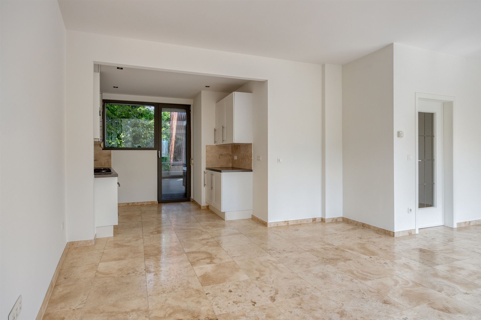 Instapklaar appartement met 2 ruime slaapkamers en terras - foto 3