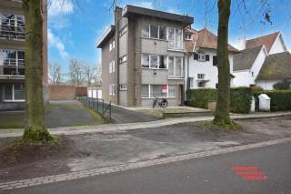 Dit charmante gelijkvloersappartement in Sint-Andries biedt een ideale combinatie van comfort en praktisch wonen. Met twee ruime slaapkamers is...