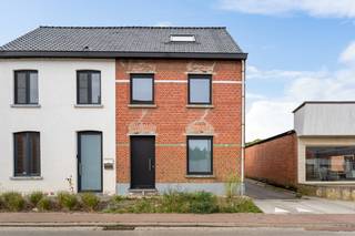 Nog verder af te werken woning op een perceel van 758 m² , gelegen op een centrale locatie te Rillaar doch rustig met prachtige wandelgelegenheden...