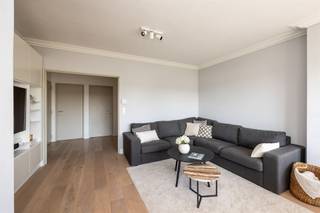<p><span>Dit comfortabele appartement ligt op de tweede verdieping van een kleinschalig en goed onderhouden gebouw, te vinden in een rustige woonwijk. Het recent-gerenoveerde én geïsoleerde dak zorgen voor een prima EPC score. Het commercieel centrum van Wilrijk is op wandelafstand verwijderd en voor een verdere uitstap zijn snelwegen en invalswegen vlakbij. Wie liever de rust opzoekt zal ongetwijfeld baat hebben bij de omliggende parken. Kortom: een centraal gelegen appartement voor wie een kalme omgeving ook zeker welkom is.</span></p><p><span> </span></p><p><span>Binnenkomen doen we via een praktische inkomhal waar een handige ruimte is om jassen en schoenen op te bergen. Apart toilet is hier ook aanwezig.</span></p><p><span> </span></p><p><span>De woonkamer geniet van een fijne lichtinval met voldoende plaats voor een grote eettafel en een gezellig salon.</span></p><p><span> </span></p><p><span>Aangrenzend ligt de keuken, dewelke is uitgerust met gasvuur, oven en vaatwasser; de koelkast staat apart. De talrijke witte inbouwkasten maken deze uiterst functioneel, de groene accentmuur zorgt voor een frisse uitstraling.</span></p><p><span> </span></p><p><span>Het appartement beschikt over twee slaapkamers. De grootste van de twee is ruim en heeft genoeg plaats voor bed en kleerkast. De tweede slaapkamer wordt vandaag als vestiaire gebruikt, waarbij een muur werd aangekleed met ingemaakte kasten. Verder is hier nog een fijn balkon te vinden.</span></p><p><span> </span></p><p><span>De badkamer werd net opgefrist en is praktisch en onderhoudsvriendelijk Ze omvat een ligbad met douchekop en dubbele lavabo met enkele kasten.</span></p><p><span> </span></p><p><span>Bovenop het appartement is er nog toegang tot een afgescheiden, volledig afgewerkte ruimte die ook nog een mooie oppervlakte kent. Vandaag is hier al een aansluiting voor wasmachine en droogkast te vinden, alsook een warmtepomp die de ruimte verwarmt en koelt. Deze kamer kan perfect gebruikt worden als creatief atelier, bureauruimte of eventueel als derde slaapkamer. Aanvullend geeft deze kamer uit op het platte dak, dat eventueel de mogelijkheid biedt om aan te kleden als een gezellig dakterras.</span></p><p><span> </span></p><p><span>Ten slotte hoort er bij het appartement nog een ruime garagebox. Ook op de oprit ervoor kunnen nog twee auto's geparkeerd staan. De garage is optioneel aan te kopen voor € 25.000.</span></p><p><span> </span></p><p><span>Troeven</span></p><p><span> </span></p><ul><li><span>Rustige buurt, toch centraal gelegen</span></li><li><span>Kleinschalig gebouw, lage gemeenschappelijke kost (€50/M)</span></li><li><span>Geïsoleerd dak</span></li><li><span>Goed EPC</span></li><li><span>Ruime en volledig afgewerkte polyvalente kamer.</span></li><li><span>Grote garagebox</span></li></ul>